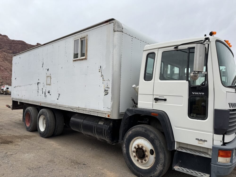 1994 Volvo Doghouse Truck - Image 3