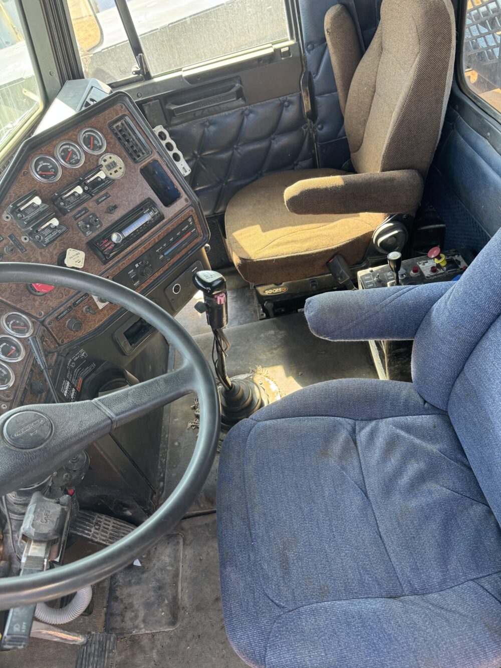 2006 Freightliner Classic 120 Winch Truck - Image 13