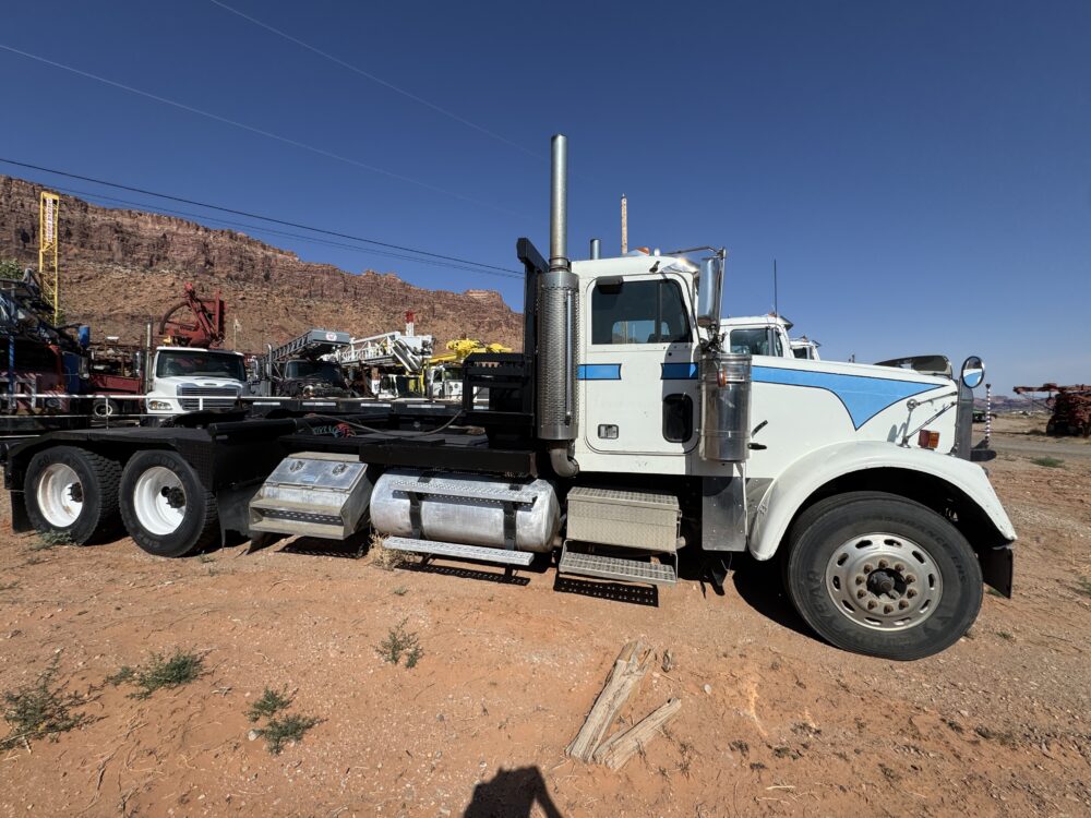 2006 Freightliner Classic 120 Winch Truck