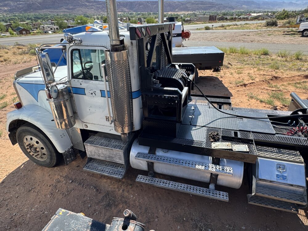 2006 Freightliner Classic 120 Winch Truck - Image 9