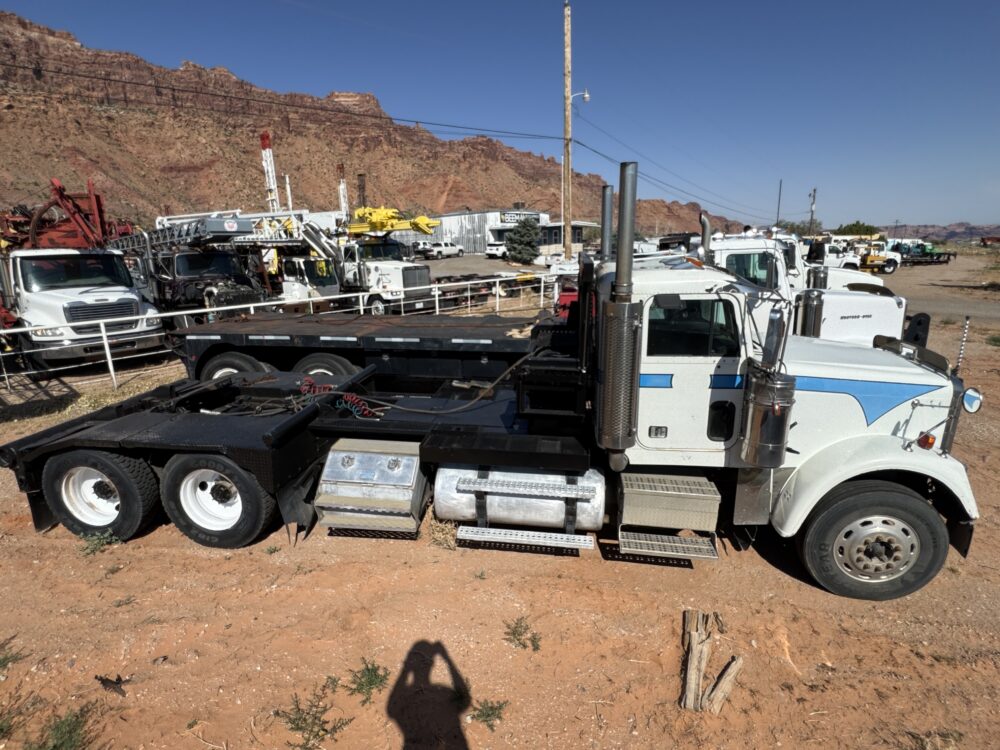 2006 Freightliner Classic 120 Winch Truck - Image 4