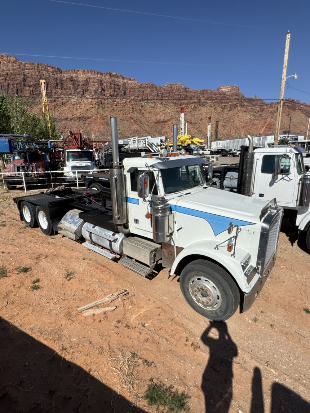 2006 Freightliner Classic 120 Winch Truck - Image 2